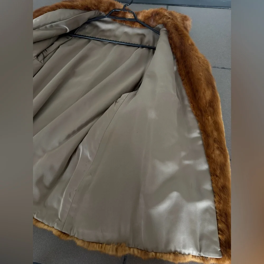 Luxurious Vintage Genuine Fur Coat - Picture 13 of 15